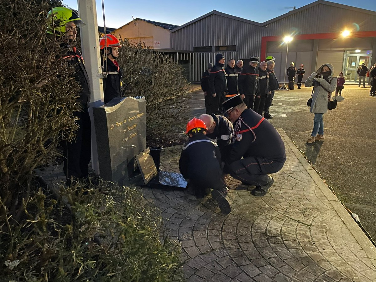 JimmyRevillier's tweet photo. Bel instant de #recueillement,  de #reconnaissances, de mise l'#honneur et de partage avec nos familles accompagné par nos locaux à l'occasion #saintebarbe des @PompiersFR  de #gueugnon. Félicitations aux décorés et promus! https://t.co/JJ24dDpwzS
