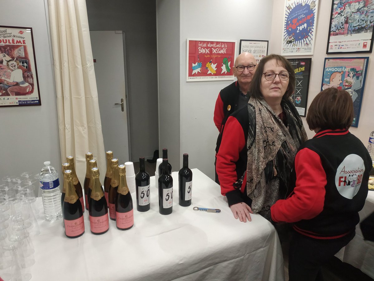 FIBDASSO's tweet photo. En préambule au #FIBD2023 50eme, inauguration du #Le18, local éphémère du @FIBDASSO : convivialité, concours, expositions #BD
Ouvert sur la durée du festival !
La foule des passionné-e-s est au rendez-vous
#Angouleme #CavesCharlemagne https://t.co/wwk29KfxEA