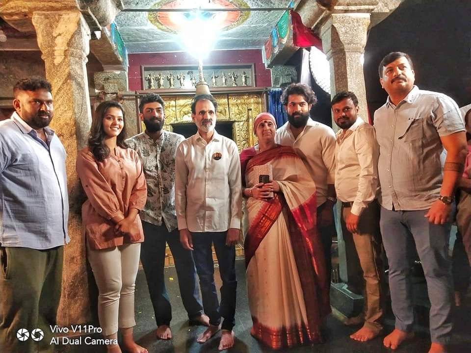 FlimsUpdates's tweet photo. ಸಿಂಪಲ್ ಸುನಿ ರವರ ನಿರ್ದೇಶನದಲ್ಲಿ ವಿನಯ್ ರಾಜ್‍ಕುಮಾರ್ ರವರ "ಹೊಸ ಚಿತ್ರದ ಮುಹೂರ್ತ ನೆರವೇರಿತು..

@SimpleSuni
#vinyarajkumar #swathishtakrishnan 
#Sandalwoodfilmsupdate https://t.co/q9PkOJfAgz