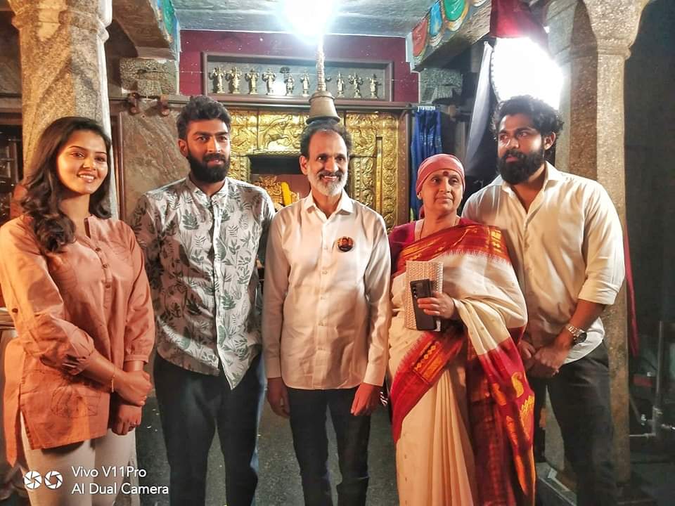 FlimsUpdates's tweet photo. ಸಿಂಪಲ್ ಸುನಿ ರವರ ನಿರ್ದೇಶನದಲ್ಲಿ ವಿನಯ್ ರಾಜ್‍ಕುಮಾರ್ ರವರ "ಹೊಸ ಚಿತ್ರದ ಮುಹೂರ್ತ ನೆರವೇರಿತು..

@SimpleSuni
#vinyarajkumar #swathishtakrishnan 
#Sandalwoodfilmsupdate https://t.co/q9PkOJfAgz