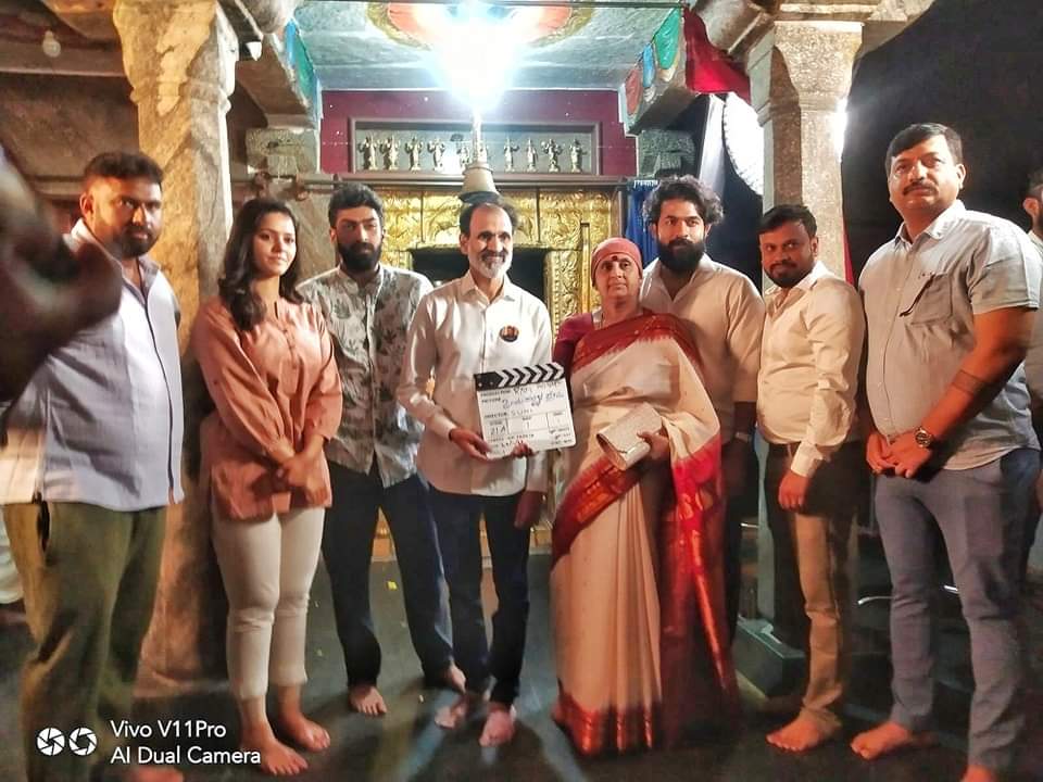 FlimsUpdates's tweet photo. ಸಿಂಪಲ್ ಸುನಿ ರವರ ನಿರ್ದೇಶನದಲ್ಲಿ ವಿನಯ್ ರಾಜ್‍ಕುಮಾರ್ ರವರ "ಹೊಸ ಚಿತ್ರದ ಮುಹೂರ್ತ ನೆರವೇರಿತು..

@SimpleSuni
#vinyarajkumar #swathishtakrishnan 
#Sandalwoodfilmsupdate https://t.co/q9PkOJfAgz