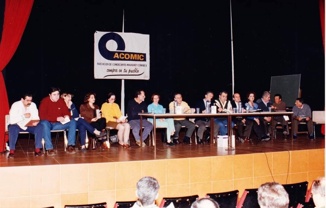 AcomicM's tweet photo. Un día como hoy, hace 26 años, nació #ACOMIC.
#Felicidades a TOD@S, a los que estáis y a los que estuvieron.  Muchas cosas han cambiado, pero el compromiso, las ganas de trabajar y la ilusión, siguen siendo las mismas.
👉primera foto de archivo de su constitución
#JuntosSumamos https://t.co/H1gdck6mft