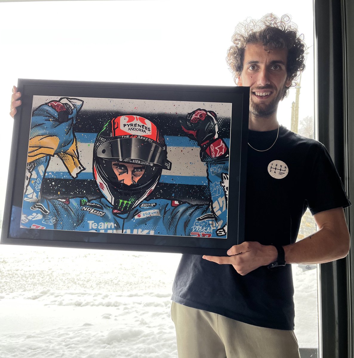 Amazing to see one of my paintings with its new owner. The one & only, MotoGP superstar, Alex Rins! Enjoy the artwork @Rins42 & good luck at LCR! #drautoart
.
.
#alexrins #alexrins42 #ar42 #suzukimotogp #motogp