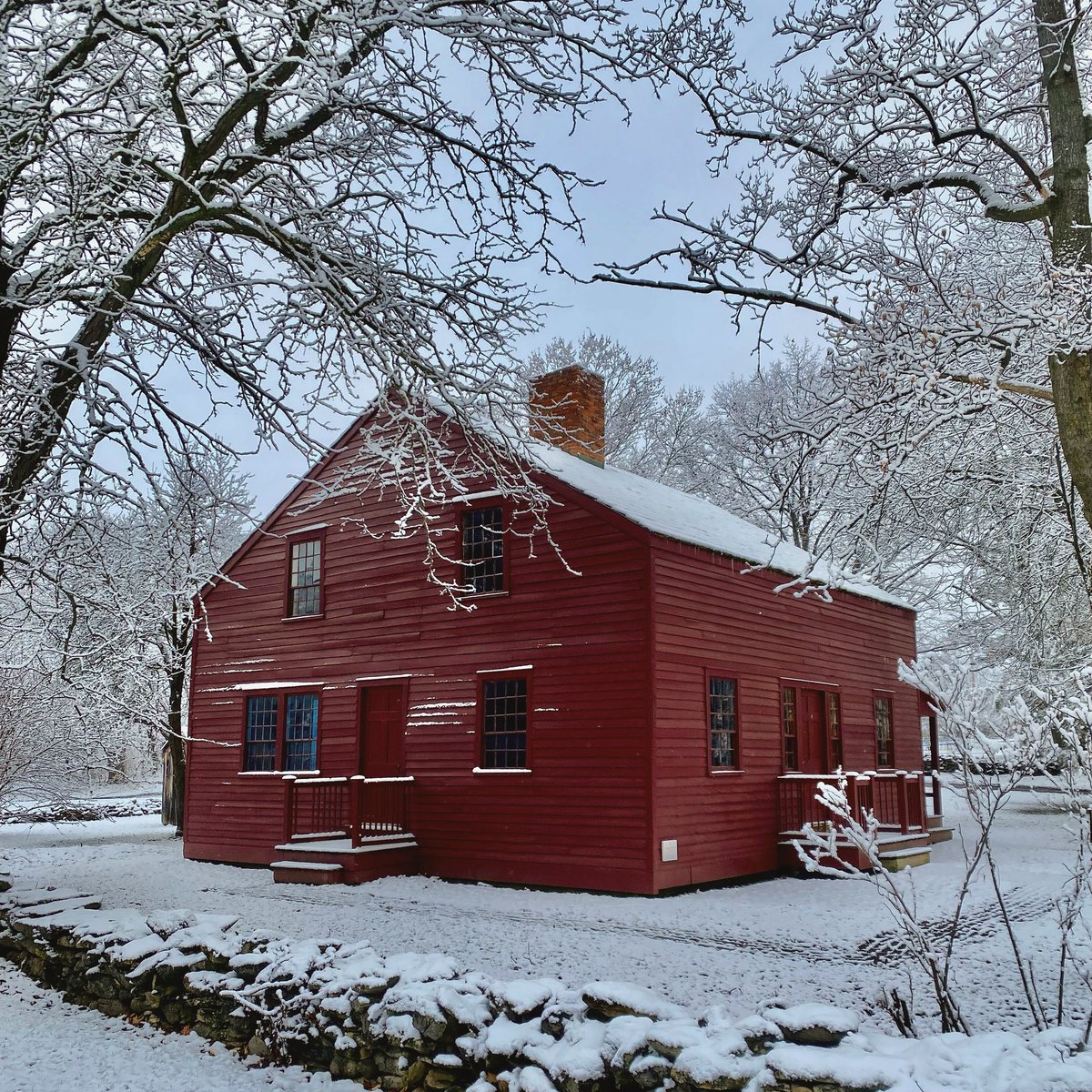 PaigeDoerner's tweet photo. A stunning winter day in the Historic Village. ❄️ #GCVMuseum #Winter #LivingHistoryMuseum #19thCenturyVillage #Museum #HistoricBuildings #RocTopshots #ISpyNY #ILoveNY #GCVM https://t.co/nusF1Uues2
