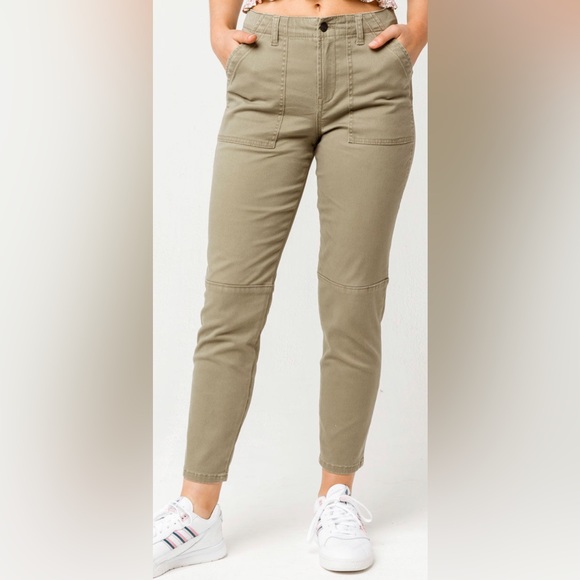 lioness8156's tweet photo. So good I had to share! Check out all the items I'm loving on @Poshmarkapp from @noblesara #poshmark #fashion #style #shopmycloset #clarks #skyandsparrow #xhilaration: https://t.co/OC2Gia6sfk https://t.co/I5KfnkayFt