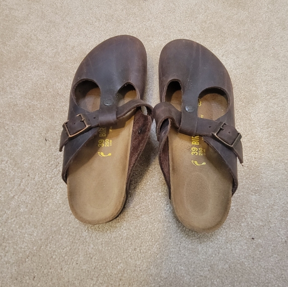 ThriftandKitsch's tweet photo. So good I had to share! Check out all the items I'm loving on @Poshmarkapp #poshmark #fashion #style #shopmycloset #birkenstock #anthropologie #aerie: https://t.co/gCTXI0MPKq https://t.co/bwAefhW4HS