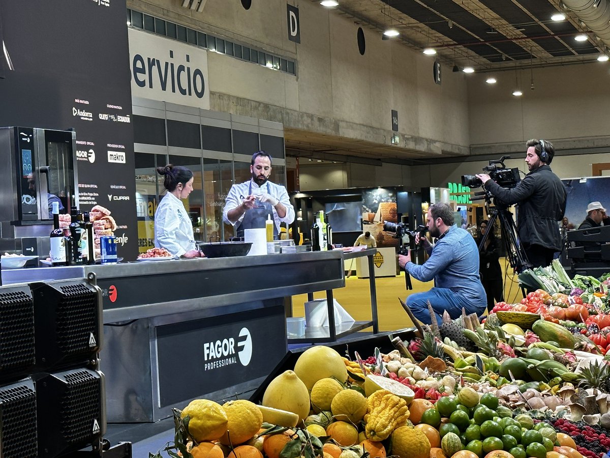 ¿Cómo se hace el mejor torrezno soriano? En estos momentos presento en #MadridFusion2023 a los sorianos Ángel Ortego Ayuso (Rest. El Portalón) y Miriam Ortego Monte (Rest. La Tablada) que están desvelando los secretos del <a href="/TorreznodeSoria/">Torrezno de Soria</a> en <a href="/madridfusion/">madrid fusion</a> <a href="/dipsoria/">Diputación de Soria</a>