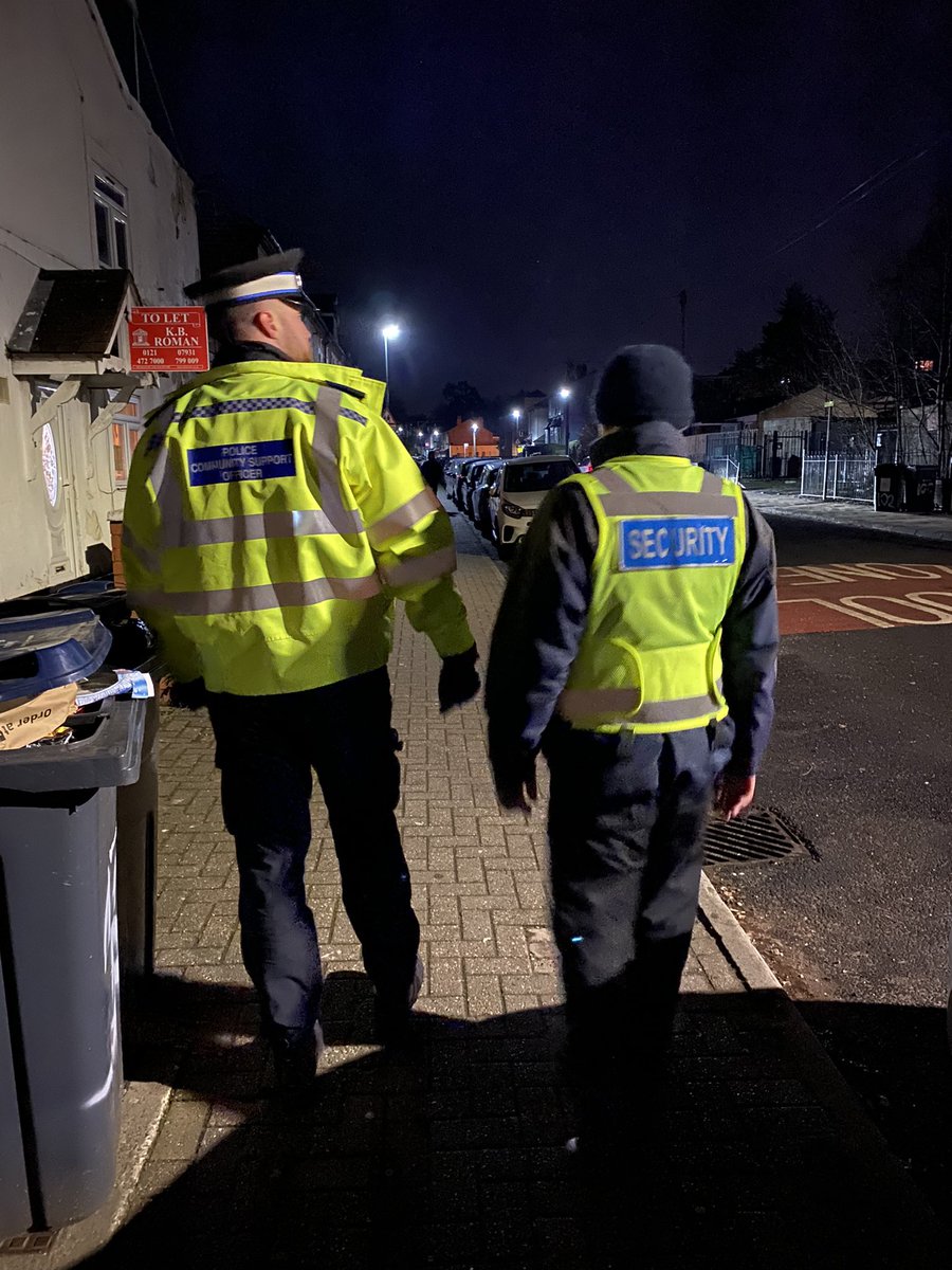 UoBTeamWMP's tweet photo. Tonight we’re out on patrol in the Selly Oak area, giving out advice on how to keep properties safe and secure! working in partnership with the @unibirmingham Community Safety Team and @sellyoakWMP #NeighbourhoodPolicingWeek #teamwork #studentsafety @JasonWathesWMP https://t.co/8D6jZRoN8d