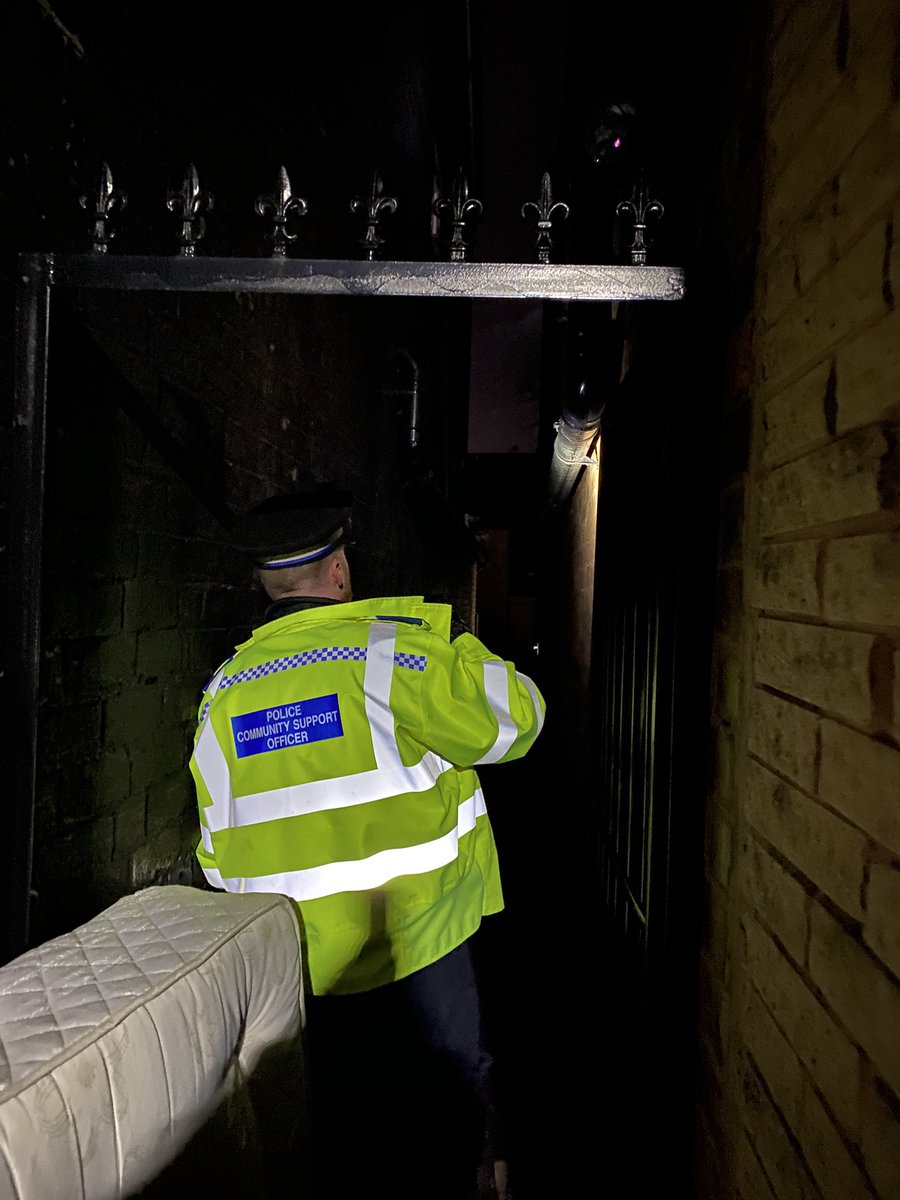 UoB Police Team (@uobteamwmp) on Twitter photo Tonight we’re out on patrol in the Selly Oak area, giving out advice on how to keep properties safe and secure! working in partnership with the <a href="/unibirmingham/">Uni of Birmingham</a> Community Safety Team and <a href="/sellyoakWMP/">Selly Oak Police</a> #NeighbourhoodPolicingWeek #teamwork #studentsafety @JasonWathesWMP Tonight we’re out on patrol in the Selly Oak area, giving out advice on how to keep properties safe and secure! working in partnership with the <a href="/unibirmingham/">Uni of Birmingham</a> Community Safety Team and <a href="/sellyoakWMP/">Selly Oak Police</a> #NeighbourhoodPolicingWeek #teamwork #studentsafety @JasonWathesWMP
