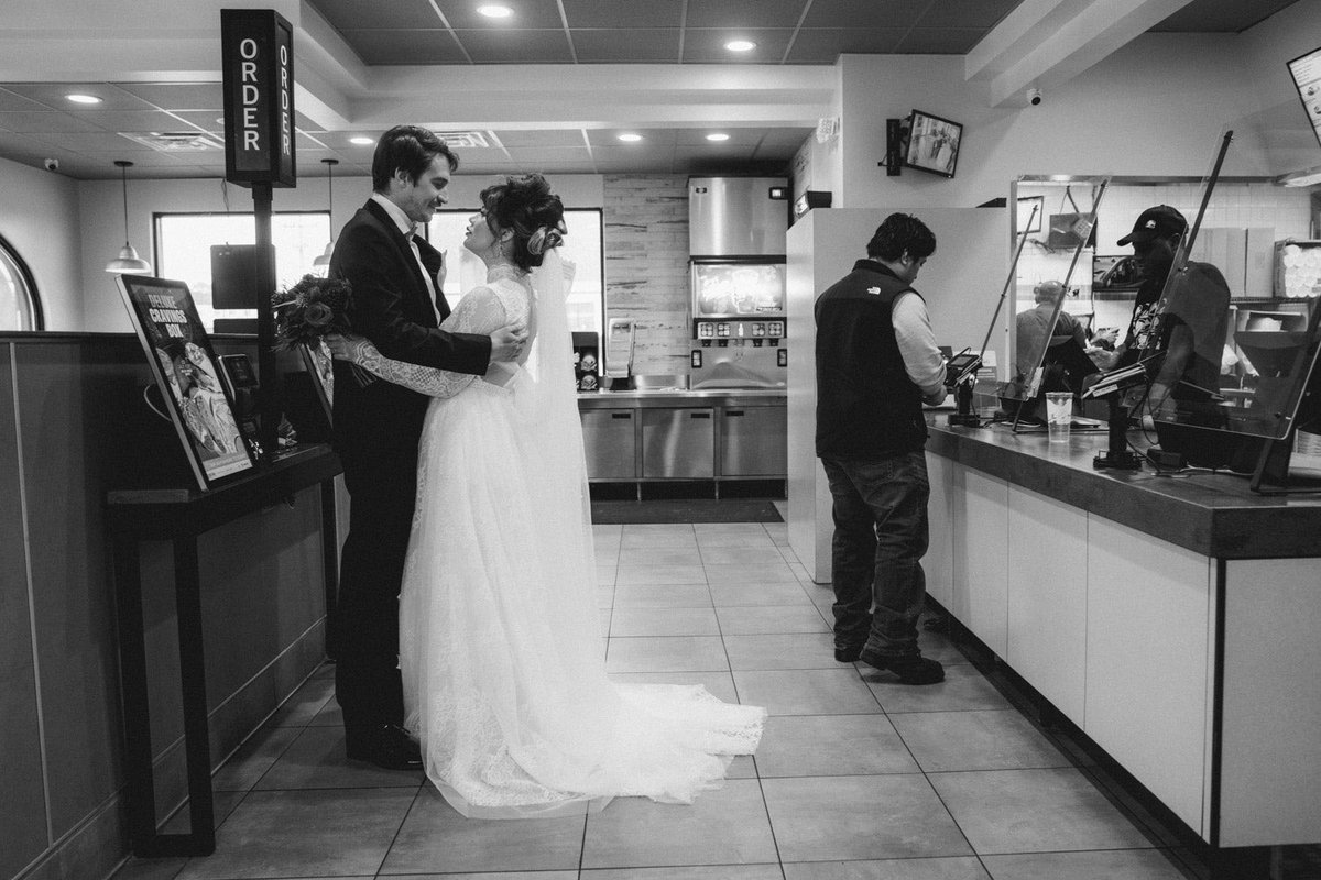 _iamblakeley's tweet photo. When you do your wedding #firstlookphotos at @tacobell #MarriedWithTacos ๐ฐ๐ปโโ๏ธ ๐คต๐ปโโ๏ธ ๐ฎ ๐ https://t.co/LrjIijM13p