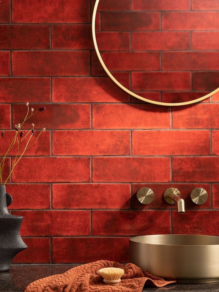 Design_Oneline's tweet image. This deep red 💯❤ With the modern gold details...Imagine all the mirror selfies with the red lipstick to be a whole vibe #materialsmonday #redtile #goldaccents #interiordesign #designinspiration #interiordesigners instagr.am/p/CnxFNKbM7Ow/