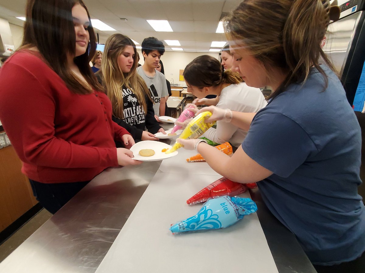 CTE_CaldwellCo's tweet photo. The @SouthCaldwell1 CTE classes welcomed 8th grade students from @GFMSDEMONS on Friday! The middle school students were able to work hands on with the SCHS CTE students as they demonstrated their skills. This was a fantastic tour! Way to go Spartan teachers and students!! https://t.co/4jpxlcgALI