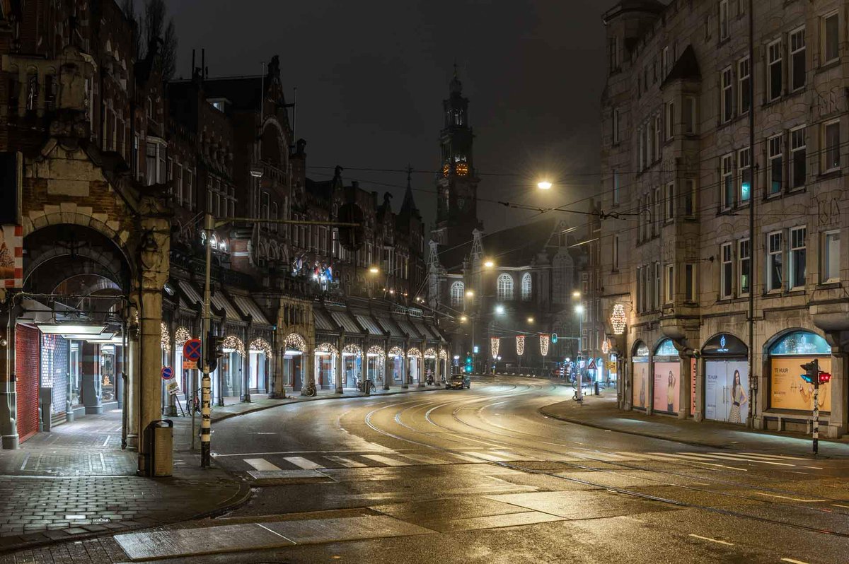 RG_Fotografie's tweet photo. AVONDKLOK - 2 jaar geleden ⏰

2 jaar geleden werd de #avondklok ingevoerd. Je mocht tussen 21:00u en 04:30u niet meer op straat lopen, mits je een geldige verklaring had. De maatregel, die in eerste instantie 2,5 week zou duren, duurde uiteindelijk 4 maanden. #Amsterdam https://t.co/Q7hQYr1KA1