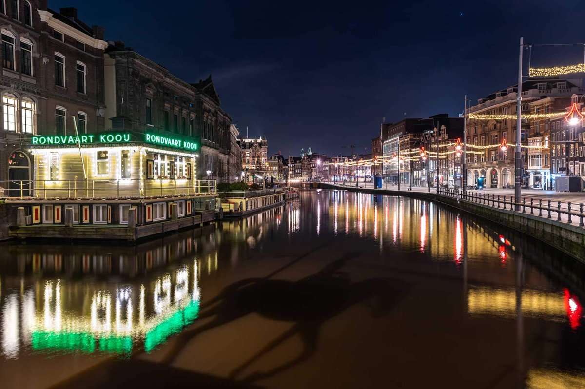 RG_Fotografie's tweet photo. AVONDKLOK - 2 jaar geleden ⏰

2 jaar geleden werd de #avondklok ingevoerd. Je mocht tussen 21:00u en 04:30u niet meer op straat lopen, mits je een geldige verklaring had. De maatregel, die in eerste instantie 2,5 week zou duren, duurde uiteindelijk 4 maanden. #Amsterdam https://t.co/Q7hQYr1KA1