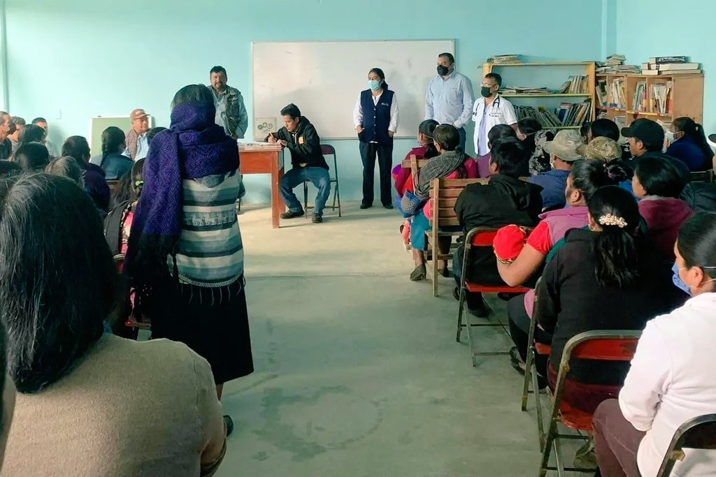 Juris01_VC's tweet photo. Como parte de las actividades de Promoción a la Salud, la Brigadas Territoriales de la Salud de Santa María Ozolotepec, perteneciente a la #JSVC, llevaron a cabo una plática a la población de San Gregorio Ozolotepec sobre la importancia del saneamiento básico a nivel familiar. https://t.co/nK3YSrv0Hy