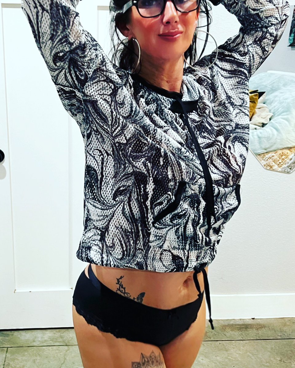 joalexandria69's tweet photo. Mondays need more fun…. #MondayMood #dontwanttoworktoday https://t.co/IXx4ChoX5I