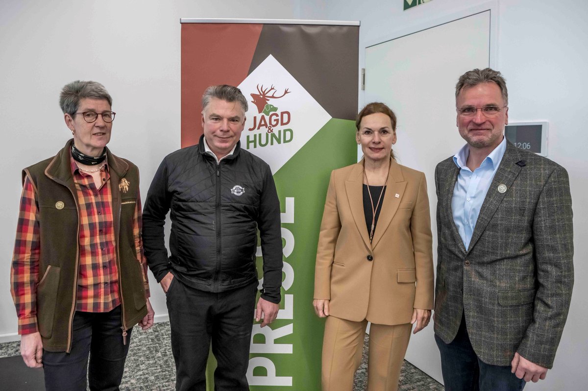 Landesjagdverband Nordrhein-Westfalen (@ljv_nrw) on Twitter photo Franzis Hedfeld #JGHV, Wildfleischexperte Conrad Baierl, Hauptgeschäftsführerin der <a href="/Westfalenhallen/">Westfalenhallen</a> Sabine Loos und LJV-Pressesprecher Andreas Schneider (v.l.) freuen sich auf eine erfolgreiche #jagdundhund 2023
Foto: Messe Dortmund - Wolfgang Helm Franzis Hedfeld #JGHV, Wildfleischexperte Conrad Baierl, Hauptgeschäftsführerin der <a href="/Westfalenhallen/">Westfalenhallen</a> Sabine Loos und LJV-Pressesprecher Andreas Schneider (v.l.) freuen sich auf eine erfolgreiche #jagdundhund 2023
Foto: Messe Dortmund - Wolfgang Helm