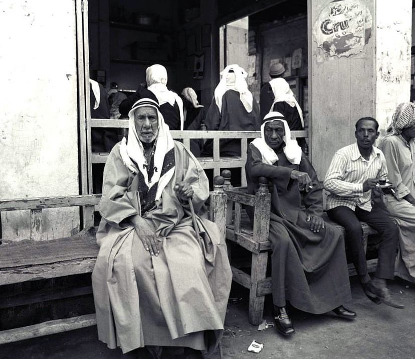 مهما بلغ حدّة خلاف الطيبين
تلقاهم ليا سدّو أطيب من قبل

يسمّنون العذر لو ماهو سمين
ويطوّلون الوجه طوّال الحبل

ولّا الضعوف ضعوف في دنيا و دين
يدوّرون الفتنه بشتّى السبل

أطيبهم اللي لا حفظ له كلمتين
يشوف نفسه صاحي و خصمه خبل