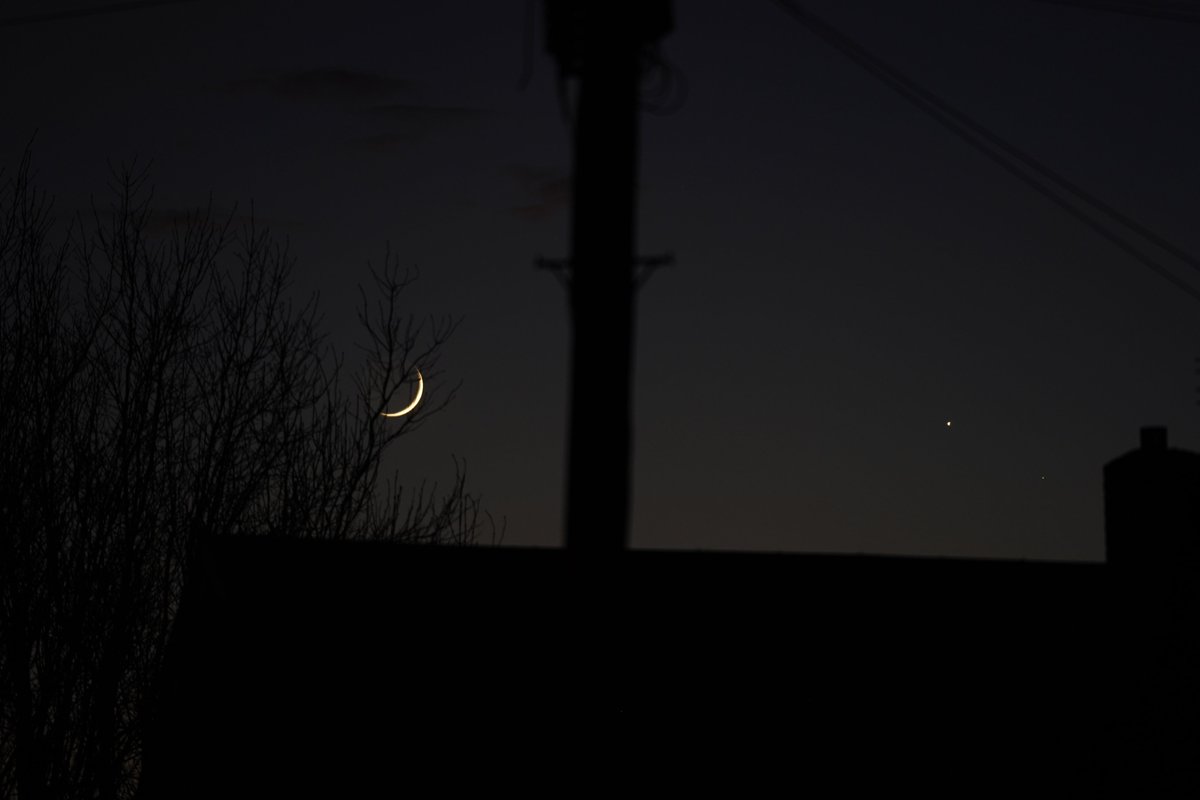 MarkGovier's tweet photo. Saturn, Venus and Moon this evening. There was even a bat flitting about to add to the atmosphere. #toenailmoon, @drbecky_ https://t.co/gQyktgO7Mq