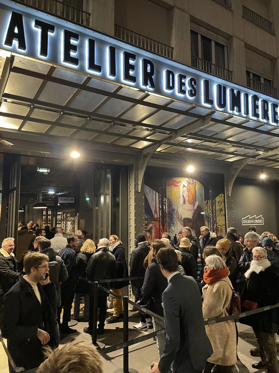 Mairiedu11's tweet image. Cérémonie des vœux aux associations et acteurs qui font vivre le #11e arrondissement à l’atelier des Lumières ✨