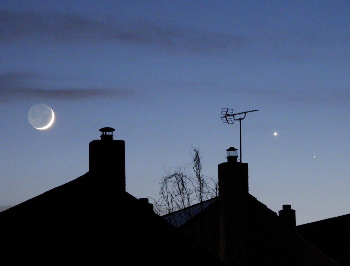holtby_linda's tweet photo. Clear shot of the conjunction of the crescent moon (with Earthshine), Venus and Saturn, taken from Winchester (UK) this evening. This is the closest the New Moon has been to earth in nearly a thousand years.   #StormHour @itvmeridian @BBCSouthWeather https://t.co/1ejAIlXqgn