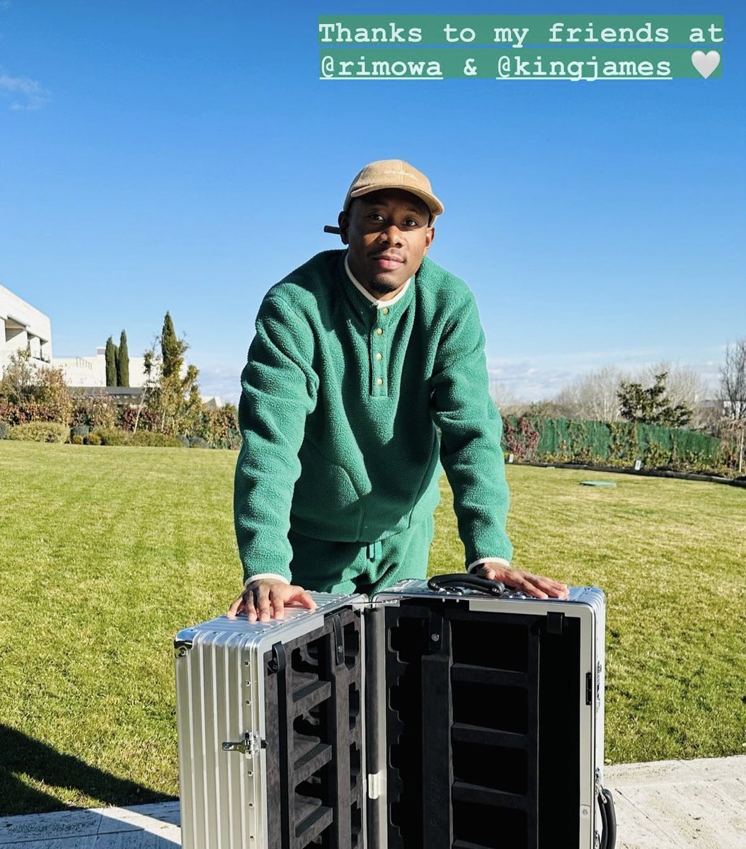 theMadridZone's tweet photo. LeBron James gifted David Alaba a new wine case. 🎁🤝 https://t.co/yA2bPWAqS8