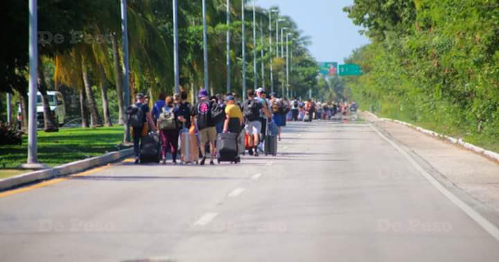 Arturo_Medina_G's tweet image. Lo que hoy están haciendo los taxistas es absolutamente intolerable, bloquean la entrada a la zona hotelera por los dos lados, Km 0 y Glorieta Fonatur. Éxodo de turistas, ¿cuanto se les va a tolerar?