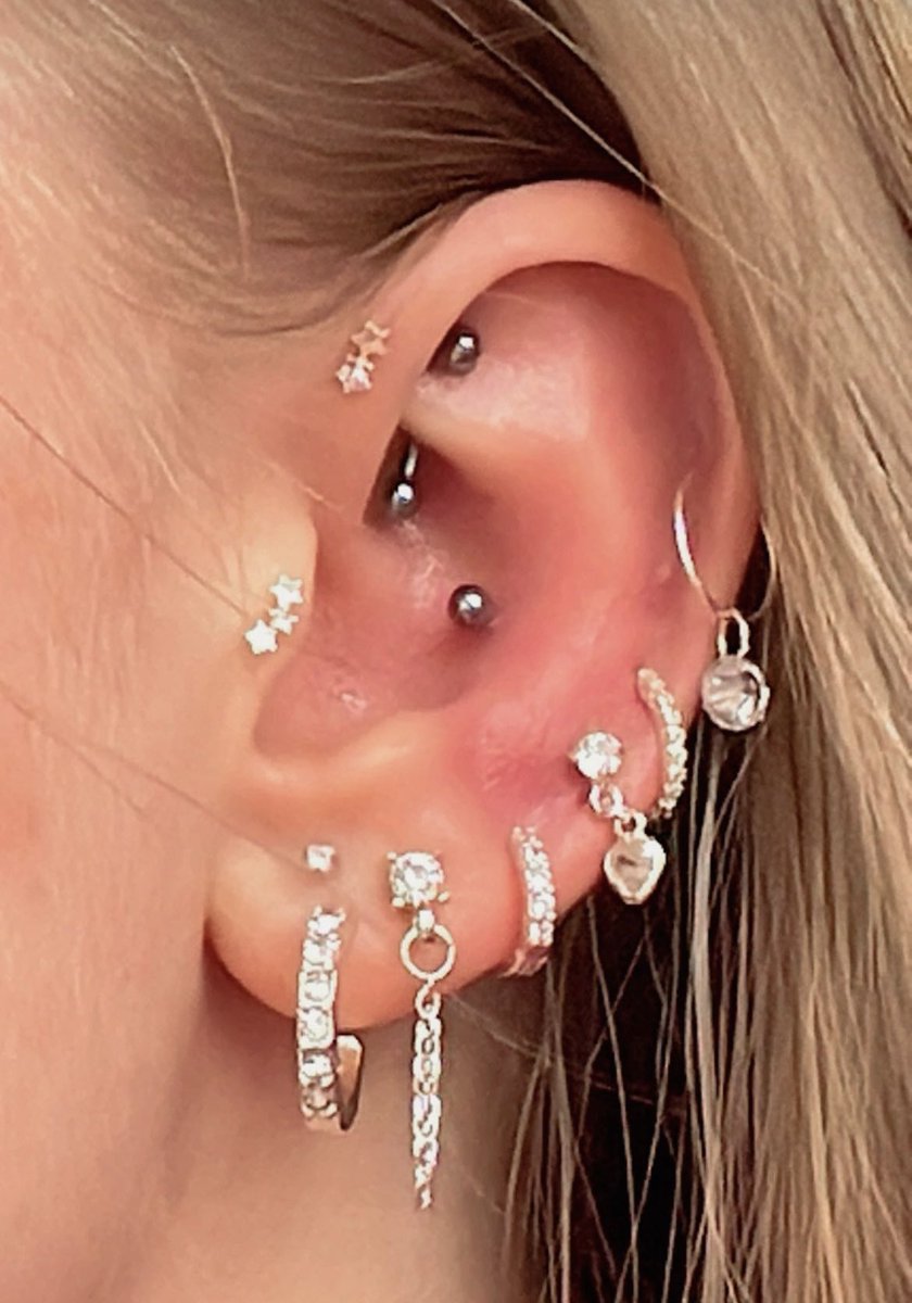 itselodey's tweet image. A moment for the ear stack👂🏼💍🤍 #earpiercing #earstack #earpiercings #silverjewellery
