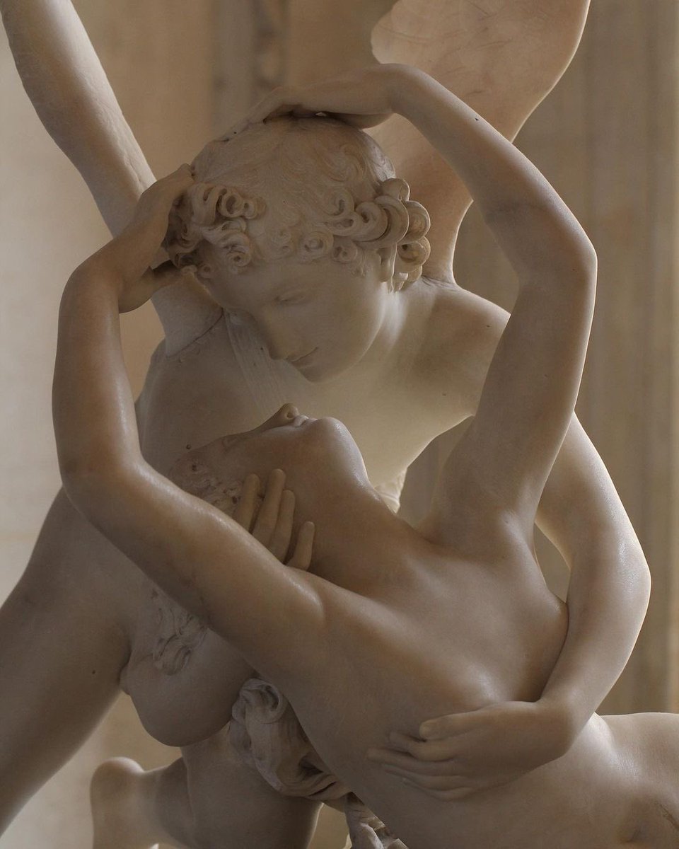 AliciaMimundo's tweet photo. Psique reanimada por el beso del amor.
Realizada entre 1787-1793 por el escultor neoclásico, Antonio Canova (Italia, 1757-1822). 
Representa el mito de los difíciles amores de Cupido y Psique. Éste logrará con un beso salvarla de un horrible sueño y amarse para siempre.
M. Louvre https://t.co/dBpdTYrfss