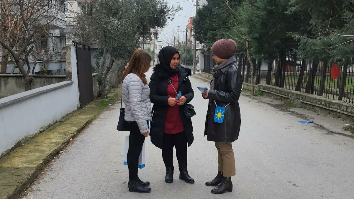 ayman_fisun's tweet photo. Bugün İYİ Parti Balıkesir İl Kadın Politikalar Başkanlığı olarak 1.Gündoğan mahallemizde kapıları çalıp gönüllere dokunarak  Genel Başkanımız Sn.MERAL AKŞENER'in selamlarını ilettik.

#KapıÇalGönülAl 
#OSeneBuSene
#AzKaldı 
@iyiparti @meral_aksener 
@avunzileyuksel 
@OzlUral https://t.co/ilAGImO16Q