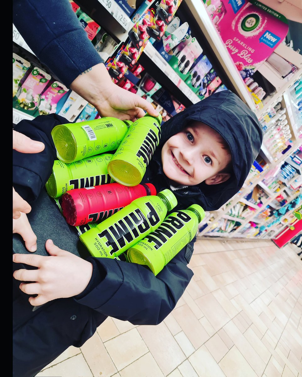 DANZIO's tweet photo. @KSI one happy 8 year old! Carter delighted xx https://t.co/T0etduR6wo