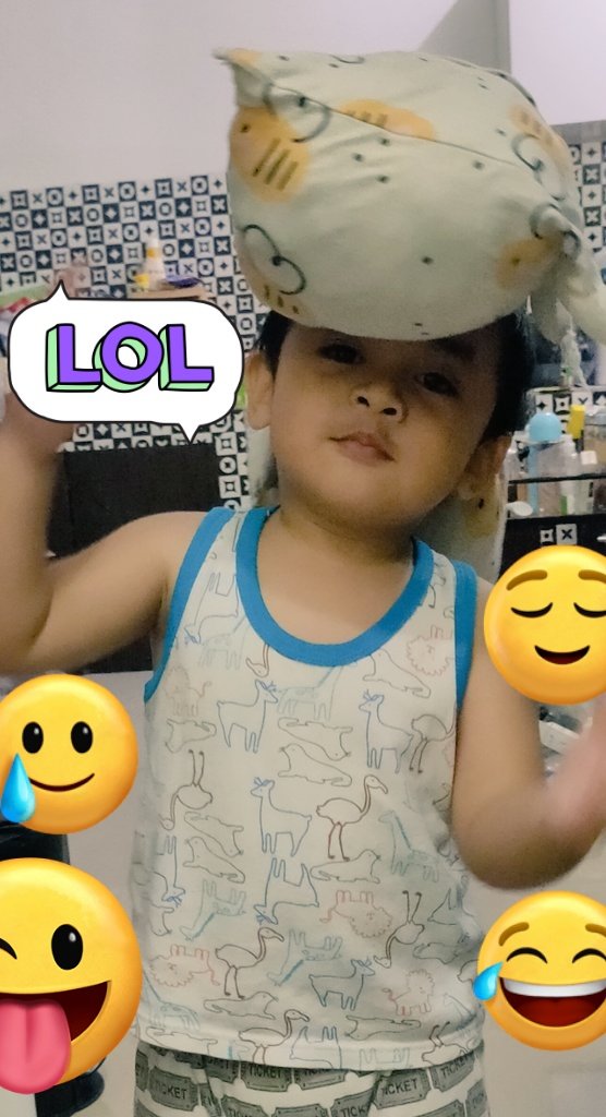 silviawidyaaa's tweet photo. Gue lagi boker gak ngunci pintu toilet, tiba-tiba anak gue buka pintu toilet dan ngelakuin hal absurd ini. Fix. Ini anak gue. 😌 https://t.co/Yw710xIQMV
