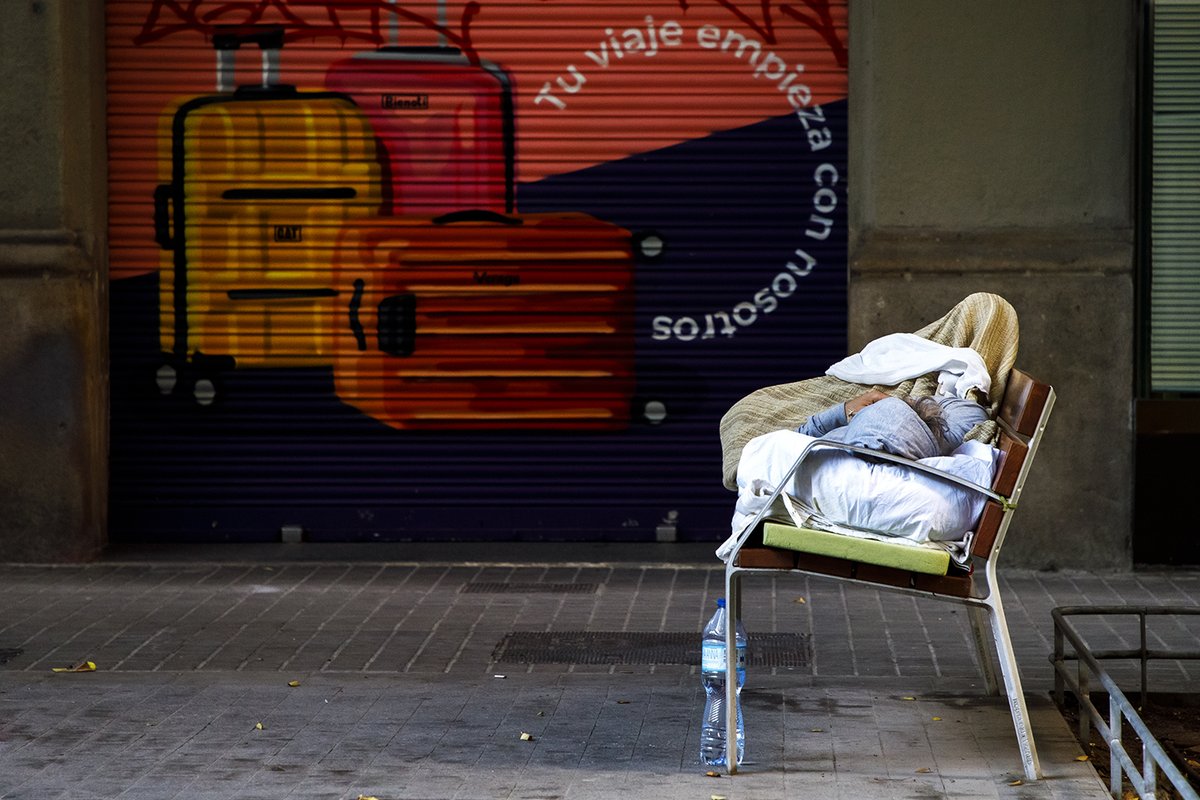 Quan vius al carrer, vius aquesta situació tot l'any. Tens #fred, calor, et mulles amb la pluja; has de sobreviure cada dia i estàs exposat i exposada a riscos i violències. Per això demanem mirar més enllà del termòmetre i solucions que no siguin temporals. #ningúdormintalcarrer