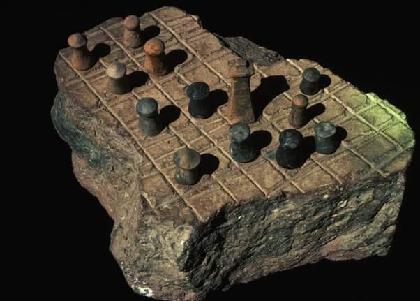AjedrezAgora's tweet photo. El tablero más antiguo ♟️😱
📸 Deizer Official 

#ajedrezparatodxs #xalapaveracruz #clubágora #mexico #ajedrez #AjedrezEducativo #AjedrezParaTodos #ajedreztime #AjedrezEscolar #lesiones #computer #tecnologia #descanso #estudio #workoffice #chess #historia #history https://t.co/hQbyyISxM4