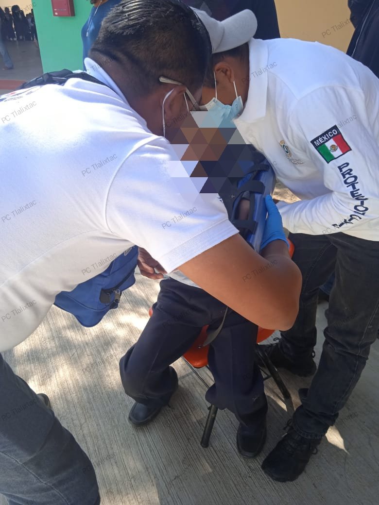 PCTlalixtac's tweet photo. Elementos del Servicio de Urgencias Médicas Municipal (SUMM) de la cordinación de Protección Civil, atiende llamada de auxilio en la primaria Moises Seanz y traslada a menor con probable fractura para su atención médica. #TalixtacDeCabrera https://t.co/e8fFeVca02