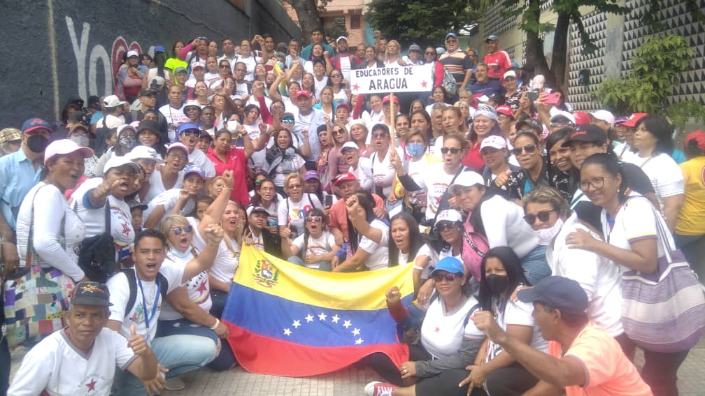 #23Enero Educadores de Aragua a la vanguardia Política Con la Revolución dijo Presente Hoy en Caracas #RebelionAntiimperialista .<a href="/NicolasMaduro/">Nicolás Maduro</a> .<a href="/_LaAvanzadora/">Yelitze Santaella</a> .<a href="/Soykarinacarpio/">Karina Carpio</a> .<a href="/leoalvacabrera/">Prof. Leonardo Alvarado</a> .@ZE_Aragua .<a href="/7CircuitoZamora/">CEIN Cándido Rosendo Prado</a>