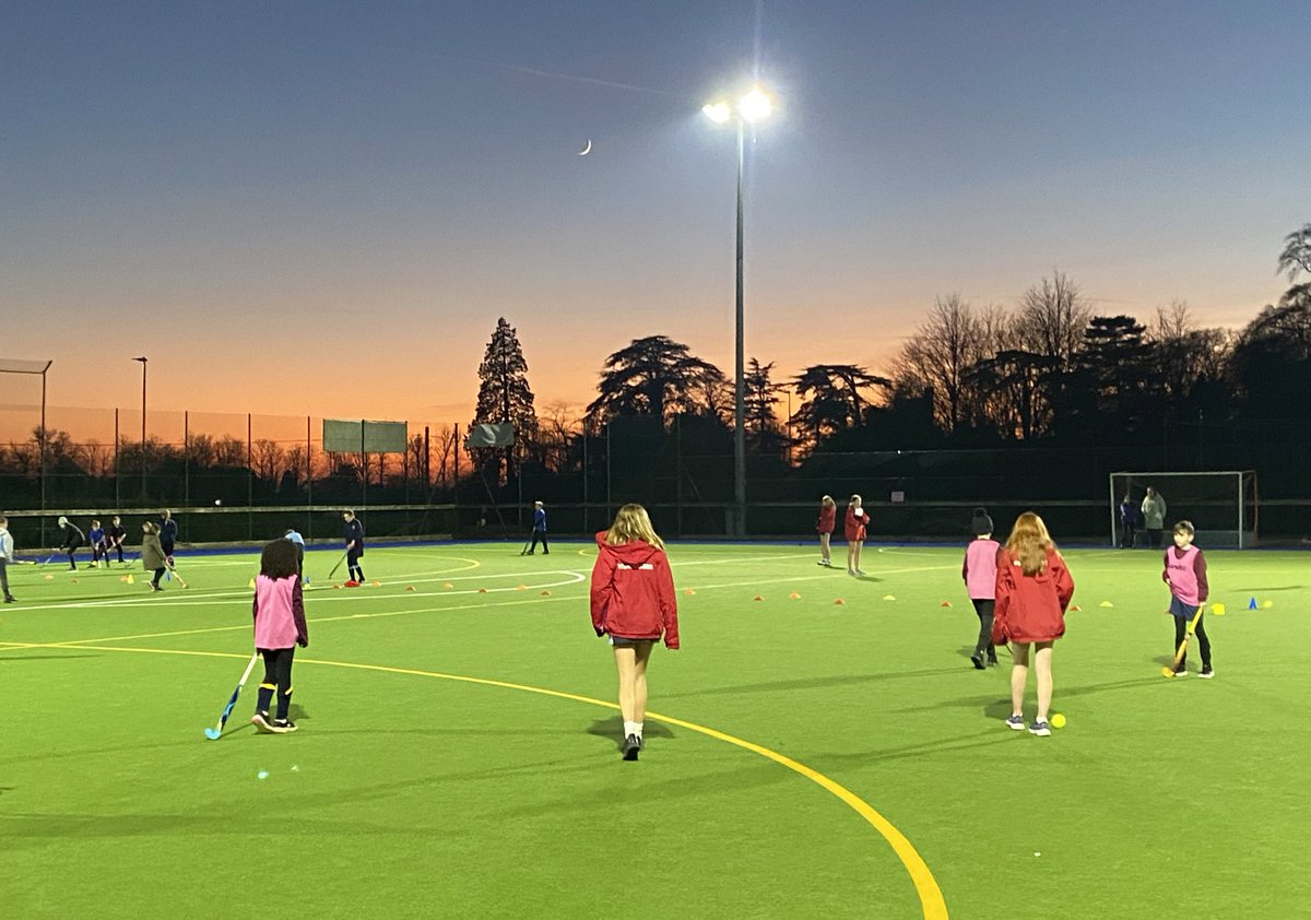 Beautiful sky tonight at our Quicksticks festival. Thanks <a href="/CDPSsport/">Deer Park School PE</a> for hosting &amp; Year 9 for umpiring and scoring 👍 #funinthecold  #determination