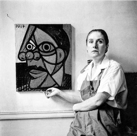 MenschOhneMusil's tweet image. #DoraMaar photographiée par Michel Sima, en 1937, devant le portrait de #Picasso réalisé par elle.