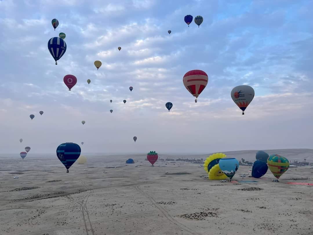 A 0330hrs launch in the Qatar desert for a 1.5hr flight. Sadly the retrieve crew got stuck in sand 5kms away. The balloon was made safe & #TeamEagle navigated on foot to an unmanned research station 2 miles away before being rescued 4hrs later. Fantastic (& exciting) day.