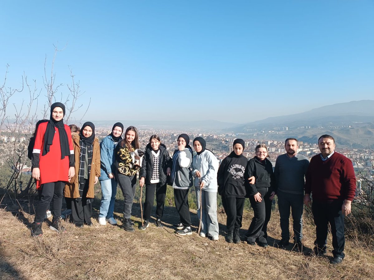 7 ve 8. Sınıf öğrencilerimiz yoğun bir ilk gün çalışmasının ardından, Müdür Yardımcısı Selami DÜĞENCIOĞLU ve Öğretmenimiz İsmail ŞAHİN ile beraber doğa gezintisi yaptılar <a href="/dogm_arge/">DÖGM ArGe ve Projeler</a> <a href="/karabukmem_arge/">karabukmem_arge</a> <a href="/Karabuk_mem78/">Karabük İl Millî Eğitim Müdürlüğü</a>