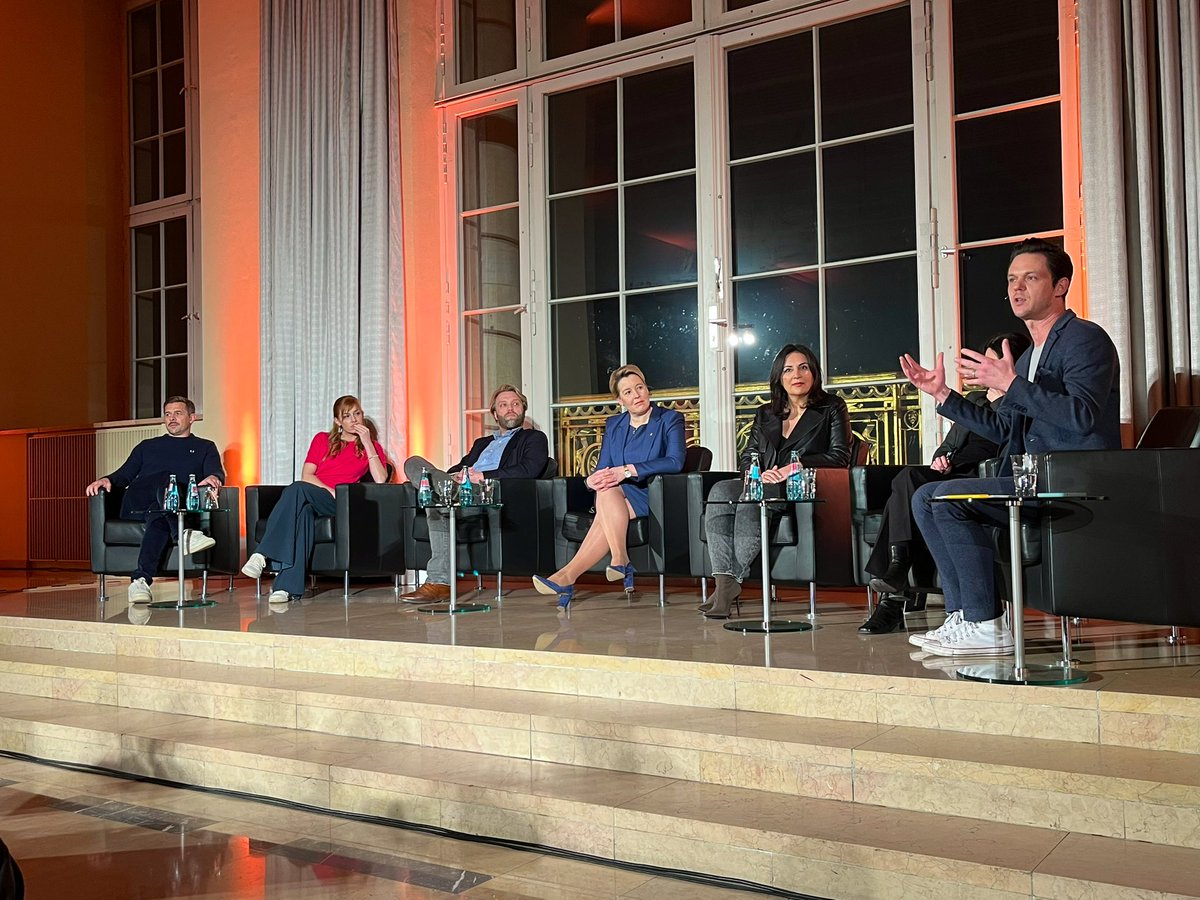 Bildungssystem, Straßen, Bürokratie, Wohnraum – durch die Hauptstadt muss ein Ruck gehen. Wie kann man #Berlin nach vorne bringen? Darüber diskutiert <a href="/joschueck/">Jo Schück</a> für die <a href="/BerlinerZeitung/">Berliner Zeitung</a> heute Abend mit <a href="/FranziskaGiffey/">Franziska Giffey</a>, <a href="/damitdasklaas/">klaas heufer-umlauf</a>, <a href="/DuezenTekkal/">Düzen Tekkal</a>, <a href="/evaschulz/">Eva Schulz</a> und anderen.