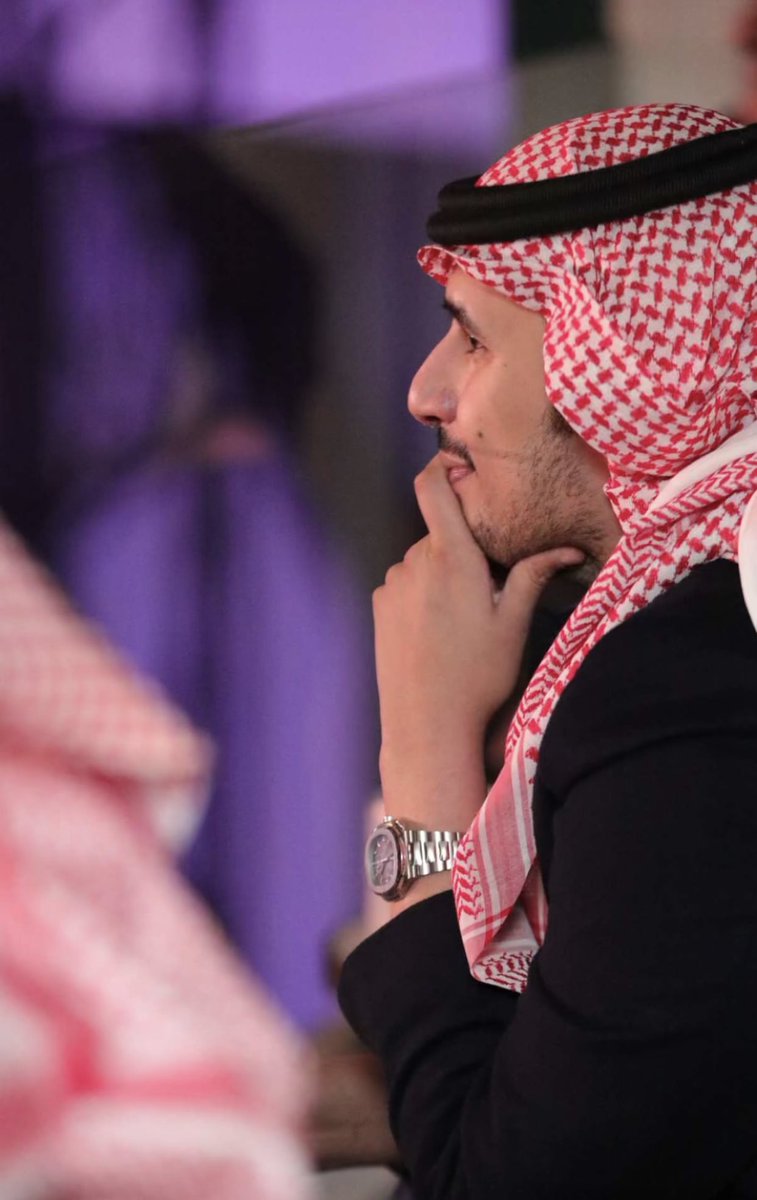 تركي فخر ماهو ترا انسان عادي
تركي يحس اللي يحسونه الناس
تركي فجر يشرق على كل وادي
وتورق على ضيه حشودٍ من الناس
ابلج كريم النفس حاضر وبادي
من عادها تصعب على كل غراس
ياقف وتضحك له نخيل وبوادي
وتضحك له الدنيا على كل مقياس
منارةٍ للي من الهم .. غادي
يسري عليها دون بابٍ وحراس
