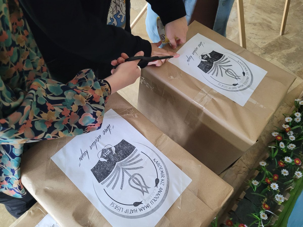 Sosyal Yardım Komisyonumuzun koordinesinde, sınıf kumbaralarında toplanan paralarla oluşturulan gıda kolileri sahiplerine hediye edildi. <a href="/dogm_arge/">DÖGM ArGe ve Projeler</a> <a href="/karabukmem_arge/">karabukmem_arge</a> <a href="/Karabuk_mem78/">Karabük İl Millî Eğitim Müdürlüğü</a>