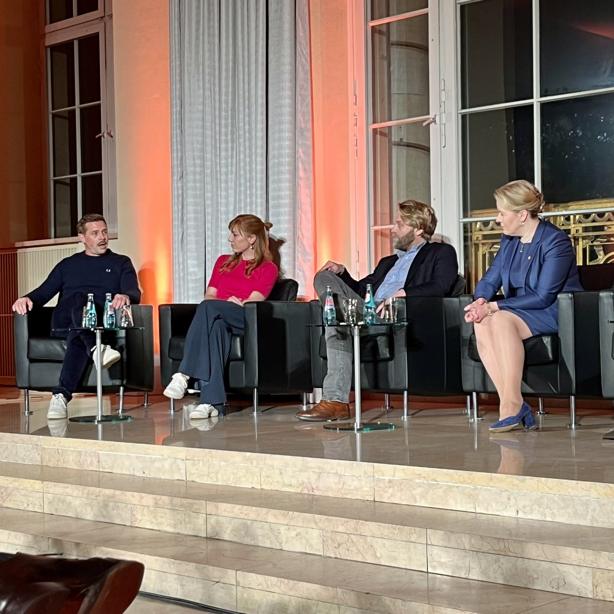 „Warum brauchen wir eigentlich eine Hauptstadt?“, fragt <a href="/damitdasklaas/">klaas heufer-umlauf</a>. Erst dadurch sei ja eine Erwartungshaltung da, dass #Berlin etwas Positives ausstrahlen muss. „Wieso nicht einfach ‚die Stadt in der die Regierung wohnt‘?!“