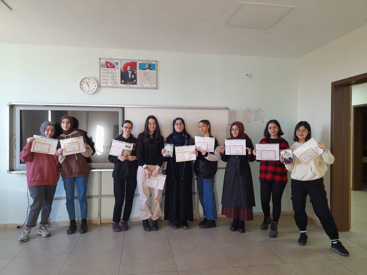 KizProje's tweet photo. Öğrencilerimiz karneleri ile beraber kendilerine hediye edilen kitaplarını da aldılar. Herbirine iyi tatiller diliyoruz. @dogm_arge @karabukmem_arge @Karabuk_mem78 https://t.co/Xfg98hz4Cm