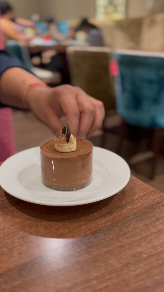 This one’s for the #chocoholic #foodie but there’s so much more @sweetaffairemk 

#dessert #dessertporn #lovemk #independentmk #indiefood #dessertlover #coffeeandcake #afternoontea #sinfulsundays #aboutlastnight #mkfoodie #londonfoodie instagr.am/reel/CnxLGDhjF…