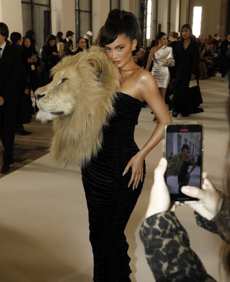 afterjenner's tweet photo. Kylie Jenner = FUCKING FASHION ICON https://t.co/HgR8XWWfCs