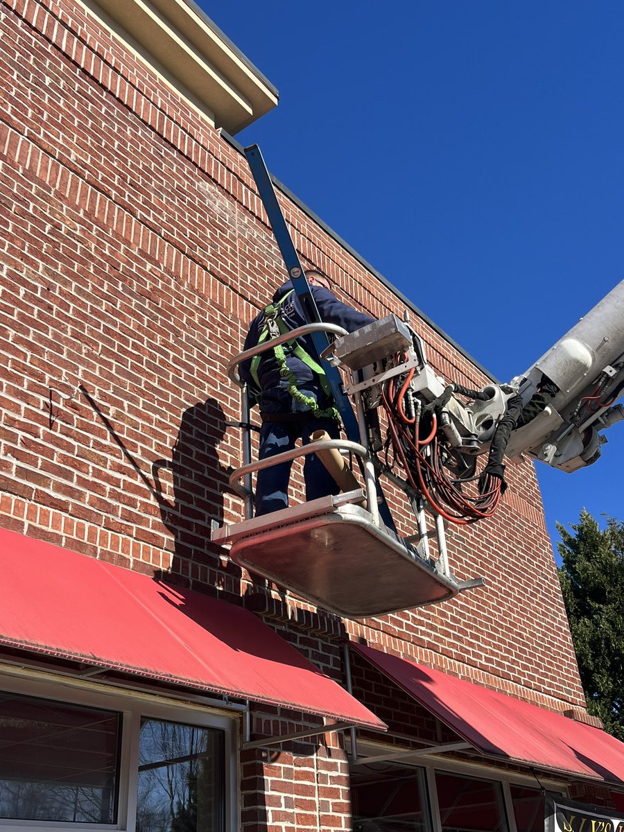 PinnacleCstmSgn's tweet image. It’s nice to be back out on an install with Damian! #betterfromthetop #signs #signinstallers #signinstallation #signshop #customsigns #customsignshop #bufordga