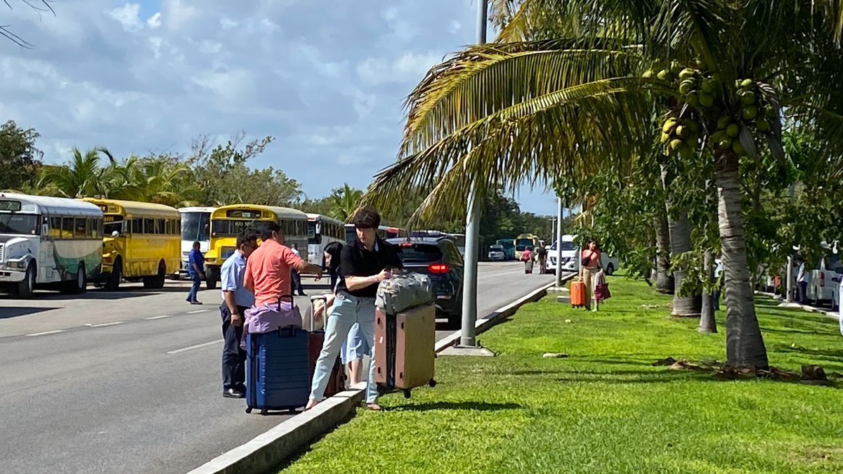 Turistas varados en Zona Hotelera de Cancún ante bloqueo de taxistas por la entrada de UBER.  La embajada de EEUU sí reacciona, y emite una alerta para no viajar a Q. Roo por este tema.<a href="/TorrucoTurismo/">MiguelTorrucoMarqués</a> <a href="/MaraLezama/">Mara Lezama</a> de nada sirve su promoción en #FITUR sino pueden cuidar el destino
