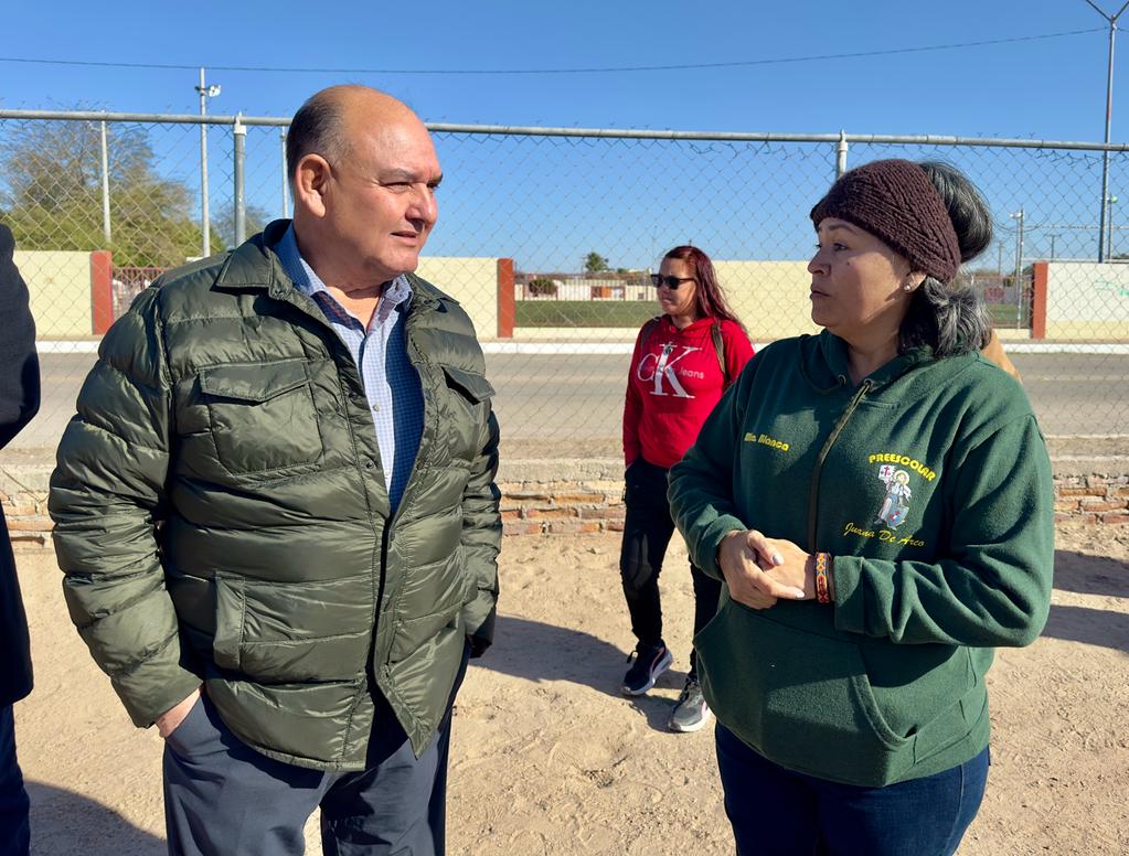 SantosGonzalezY's tweet photo. #ObrasQueTransforman / Un gusto saludar a madres de familia, niños y docentes del preescolar "Juana de Arco", en el arranque de la construcción de una nueva malla sombra.
#SigamosTransformandoSanLuis #APasoFirme
#SLRC https://t.co/qvskjA5kFY